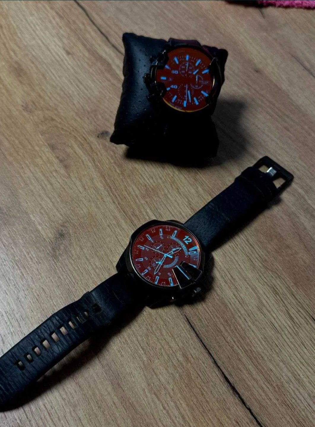 Montre pour homme — bracelet cadran rouge et noir, Envoi, Comme neuf, Montre-bracelet, Autres marques