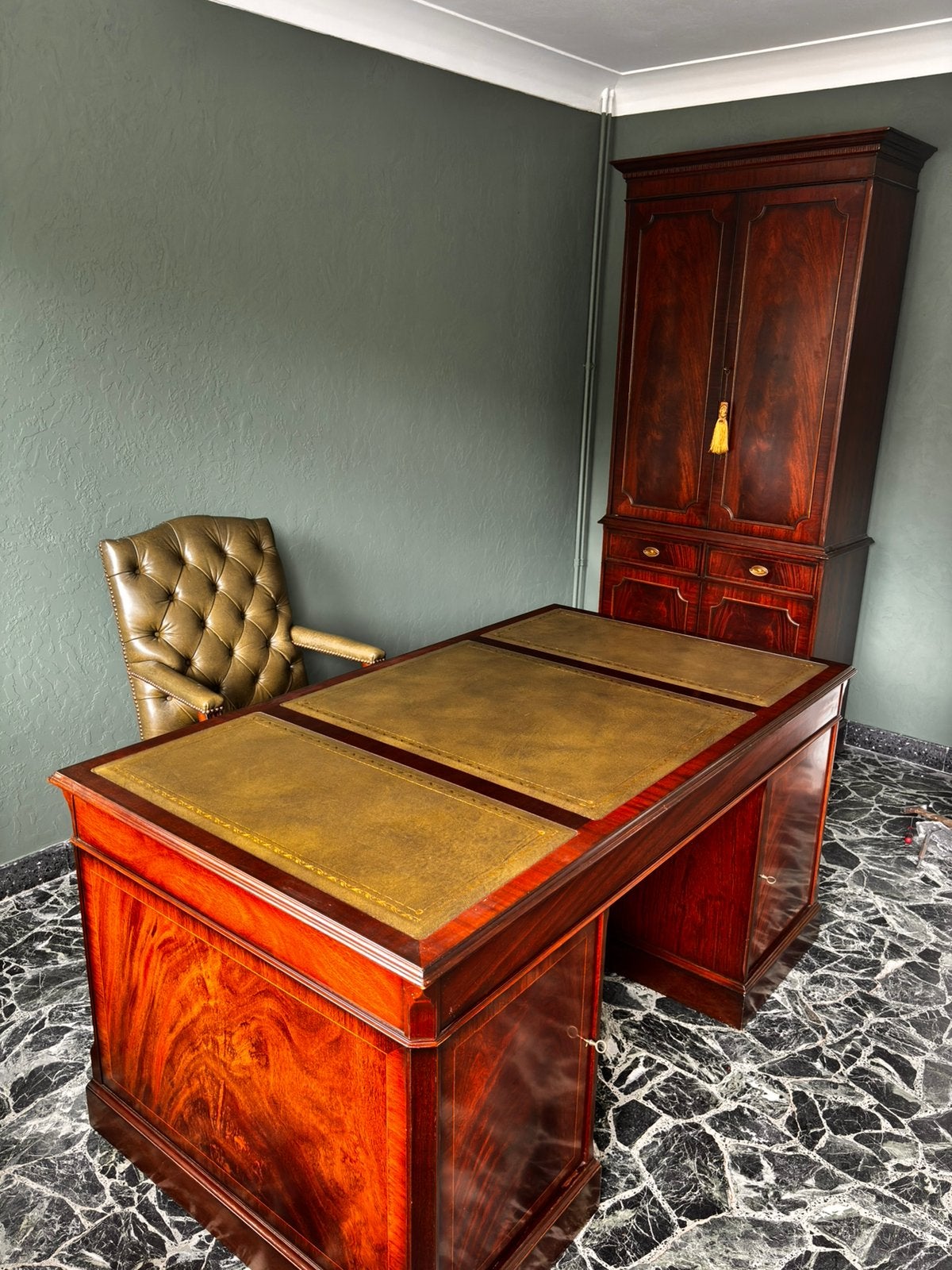 Klassiek bureau met bijpassende stoel en kast – compleet set, Antiek en Kunst, Ophalen