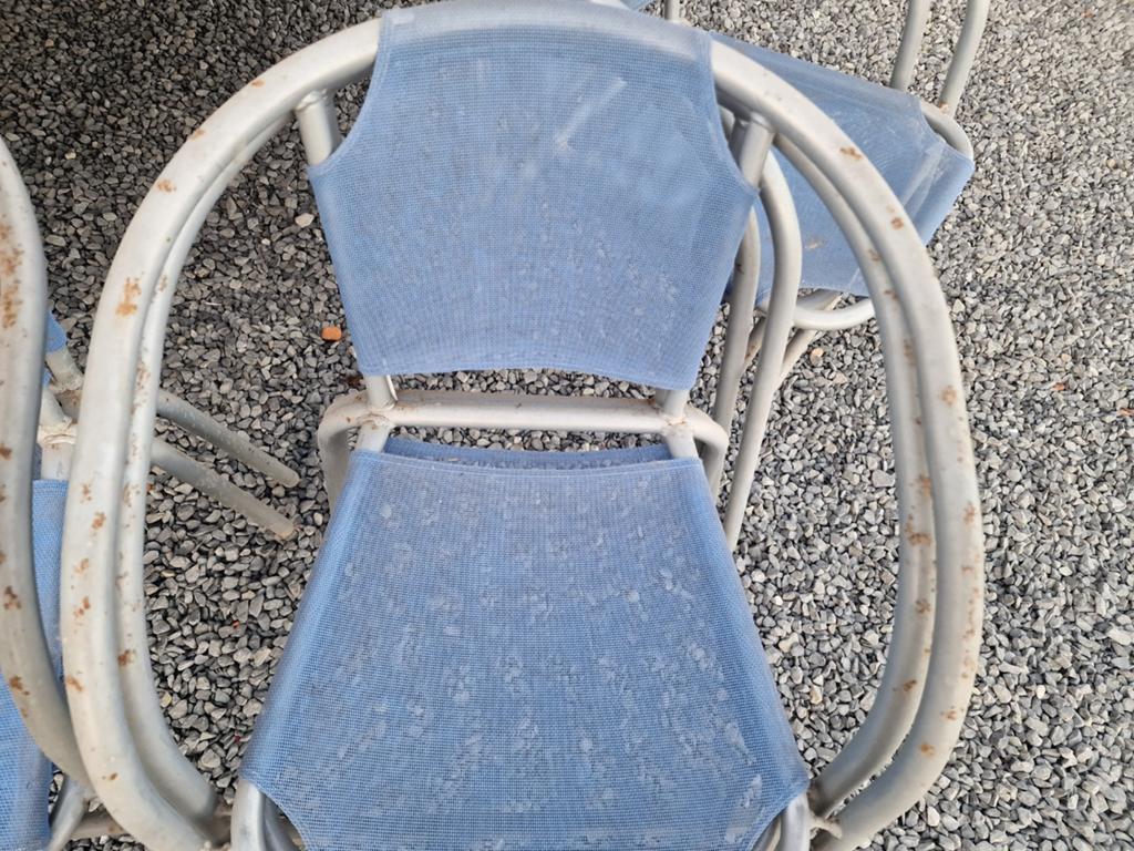 8 buitenstoelen, Ophalen