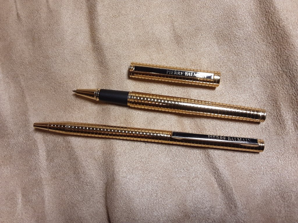 Pierre Balmain SlimLine Ciselé gold plated set RB/BP, Enlèvement, Neuf, Ensemble de stylos, Autres marques