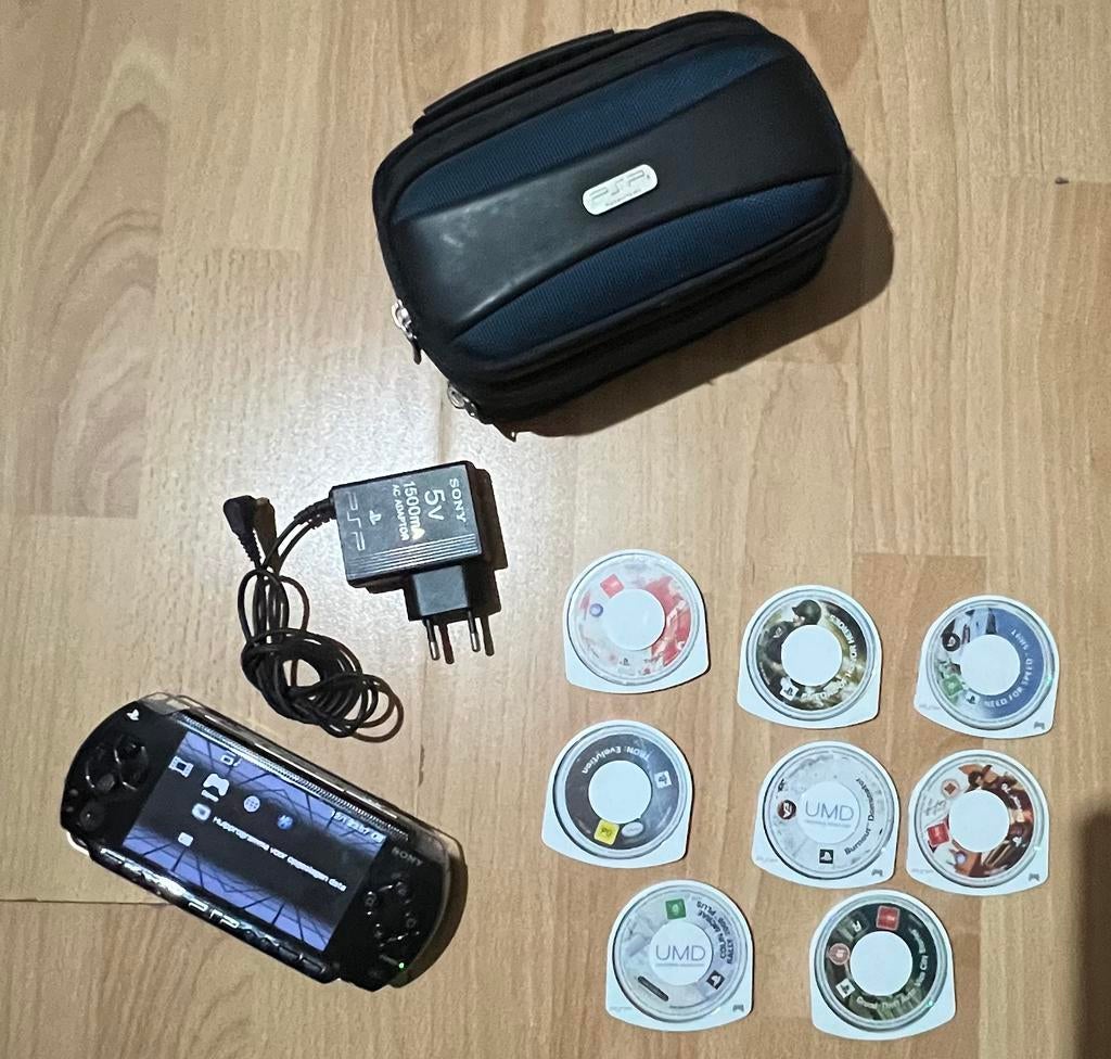 PSP + Originele lader + 8 Games, Ophalen, Met games, Zwart, Zo goed als nieuw