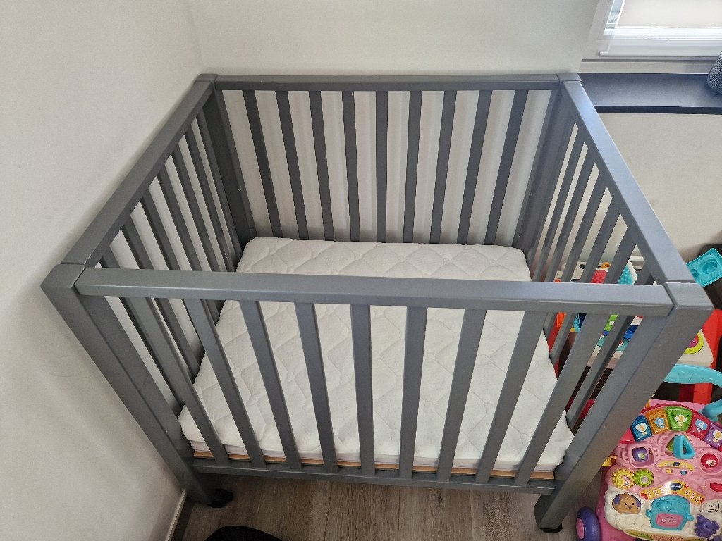 Parc bébé gris anthracite avec 2 matelas, Enfants & Bébés, Enlèvement, Comme neuf, Rectangulaire, Réglable en hauteur
