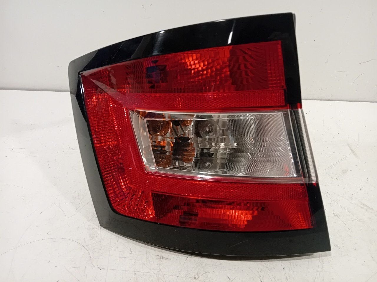 Achterlicht links buiten Skoda Fabia, Onderdelen@venauto.nl, Van der Ven Autorecycling B.V., Ettenseweg 76, 4706 PB Roosendaal, The Netherlands