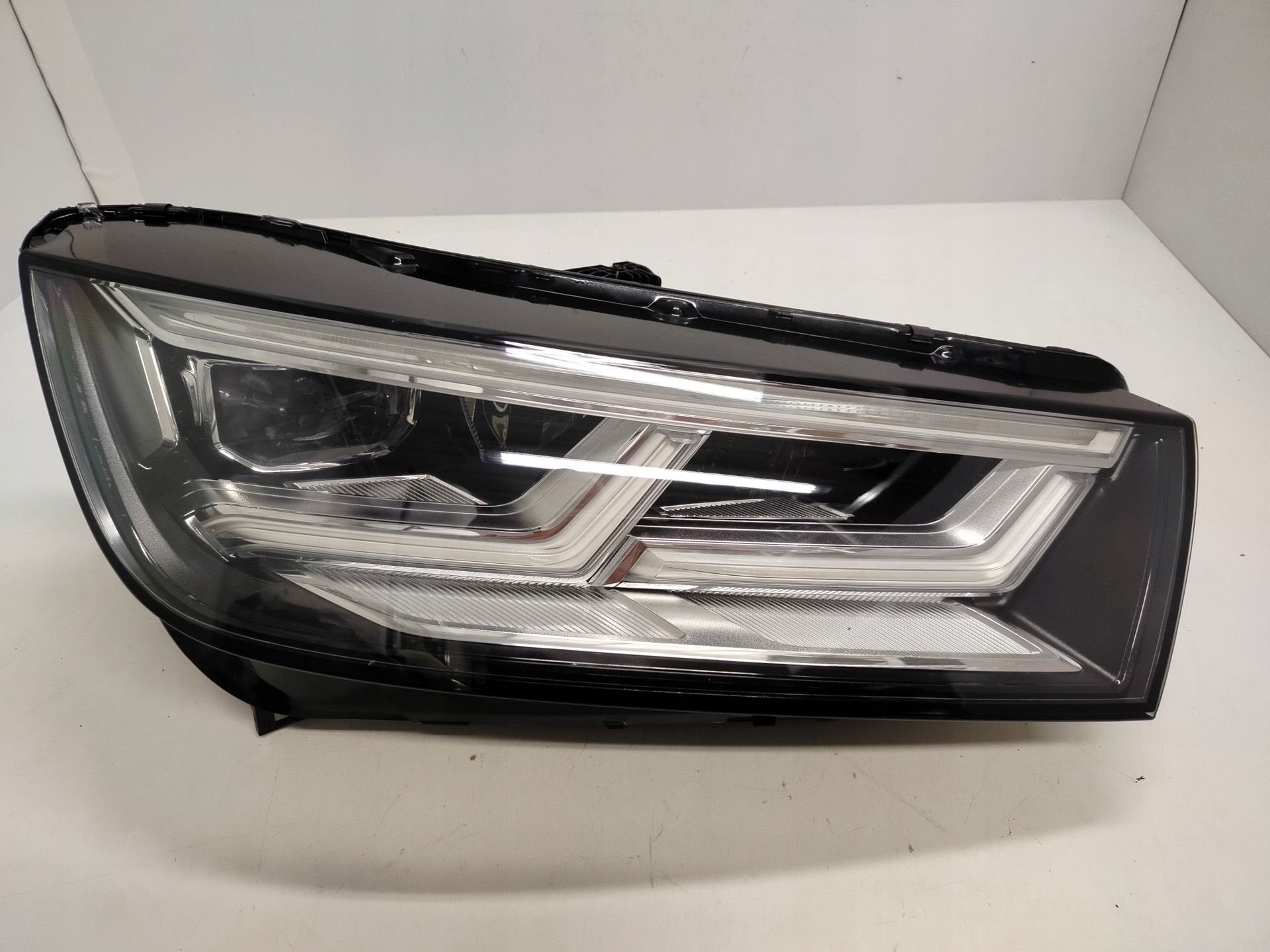 Phare droit Audi Q5 80A.941.036, Autos : Pièces & Accessoires, AUDI AG, Auto-Union-Strasse 1
85045  Ingolstadt, DE, Audi, Utilisé