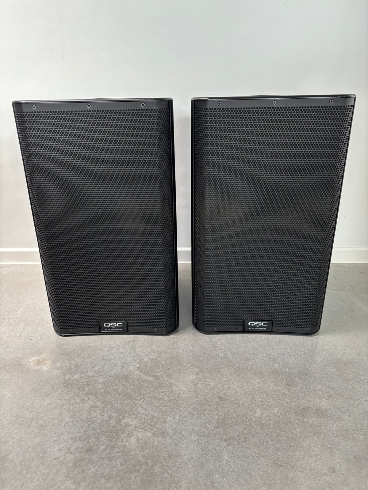 Twee QSC K12.2 speakers + draagtas + statieven, Enlèvement, Utilisé