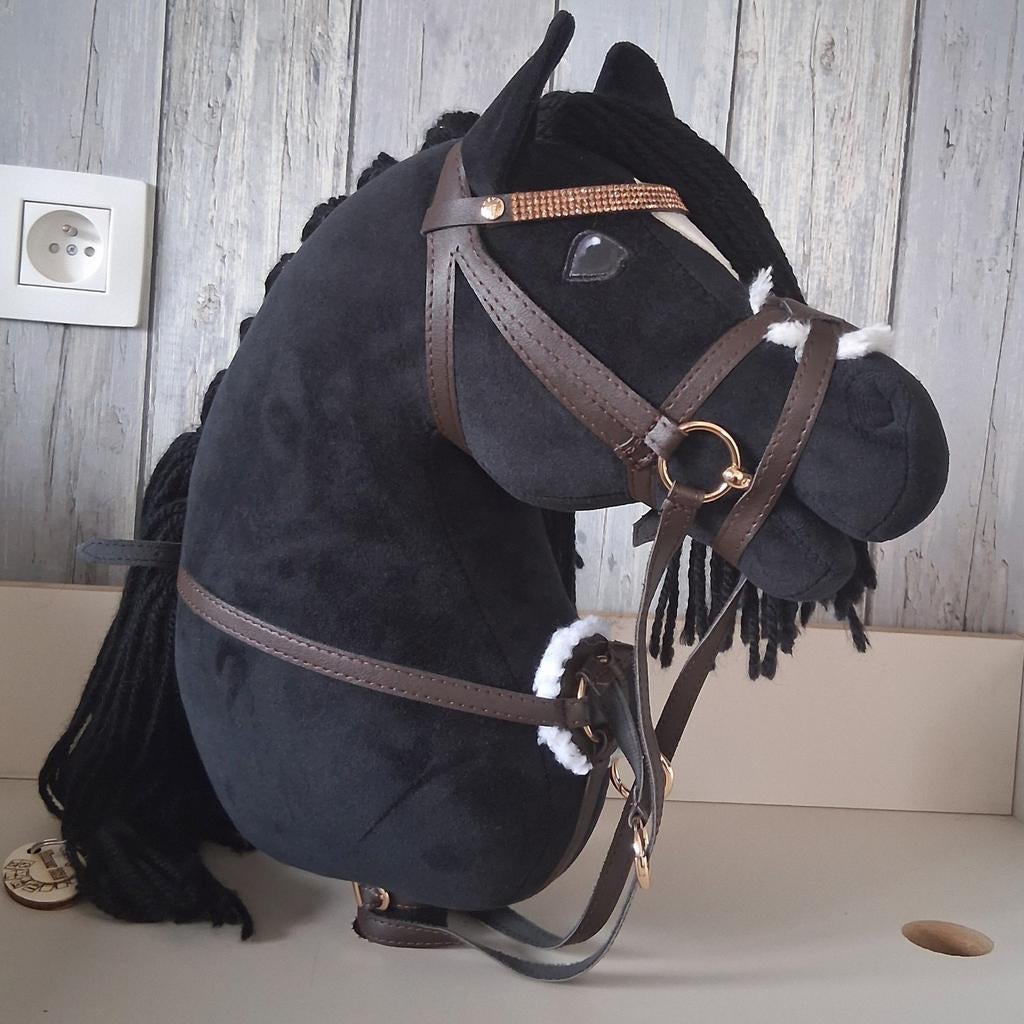 Zwart stokpaard met hoofdstel en 2 halsters van cheval roi