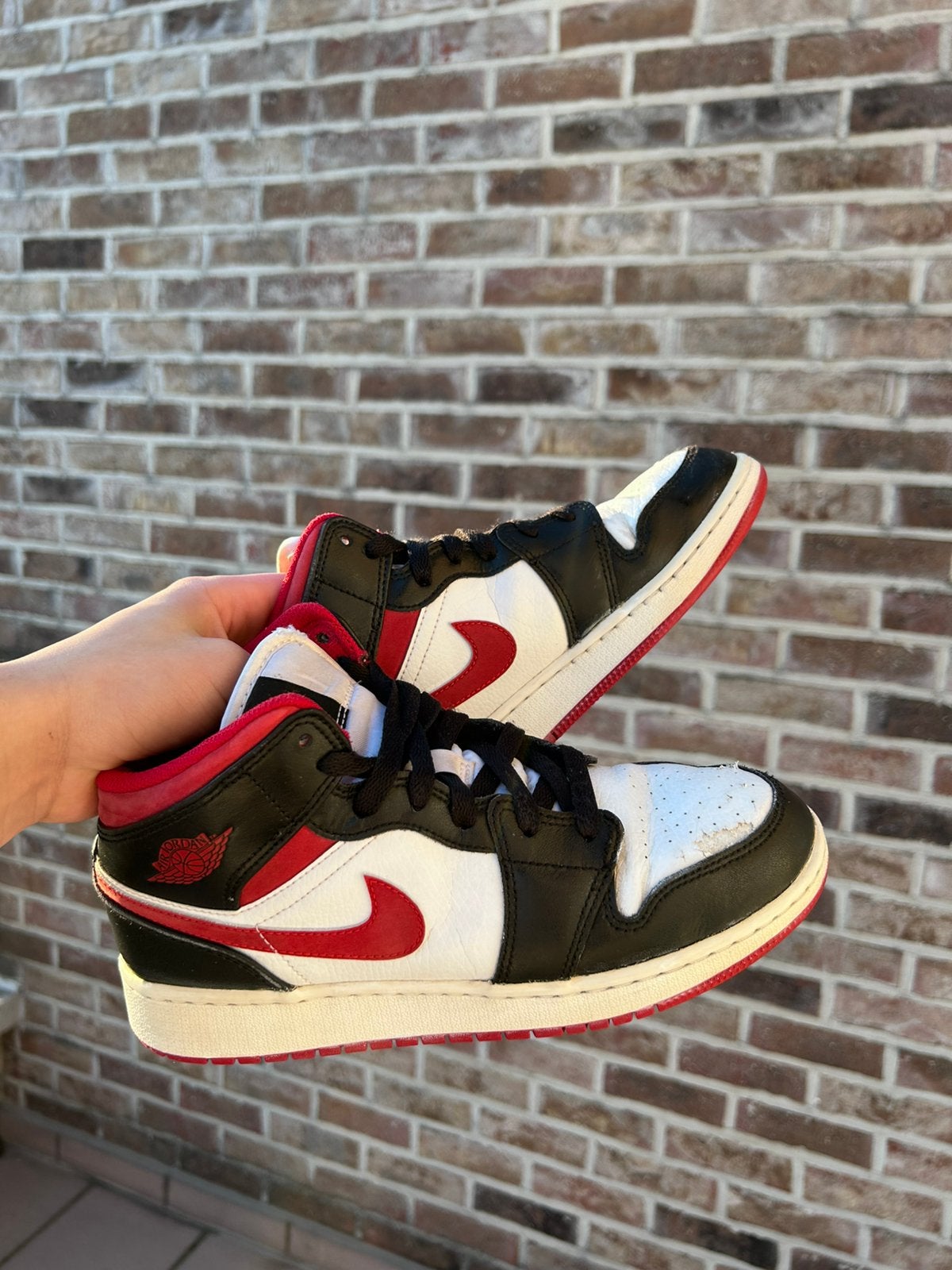 Nike air Jordan 1 mid GS, Ophalen of Verzenden, Zo goed als nieuw, Sneakers, Rood