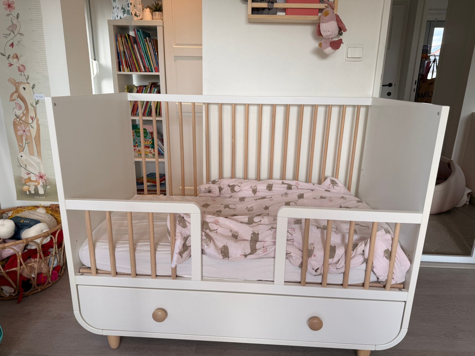 Te koop: IKEA MYLLRA baby/peuterbed – compleet pakket, Enfants & Bébés, Enlèvement, Comme neuf, Matelas
