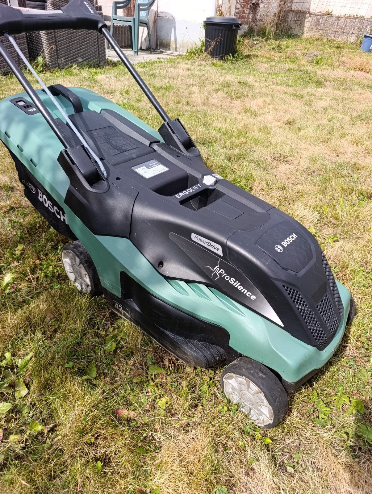 Tondeuse Bosch Rotak 690 – 1800 W – Très bon état, Enlèvement ou Envoi, Comme neuf, 40 à 49 cm, Bac de ramassage