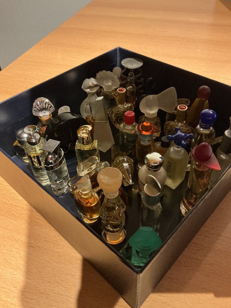 Parfumflesjes miniatuur vintage, Verzamelen, Ophalen, Zo goed als nieuw, Miniatuur, Gevuld