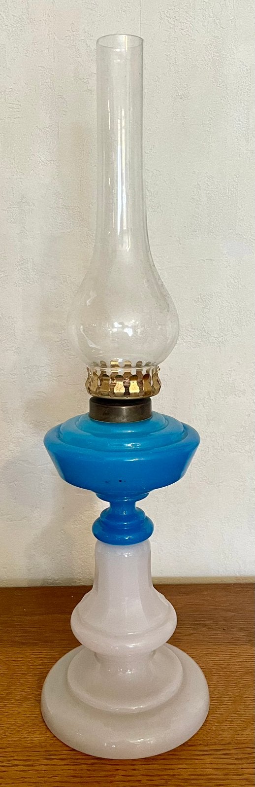 Lampe à pétrole en opaline bleue et blanche 45 cm, Antiquités & Art, Enlèvement ou Envoi