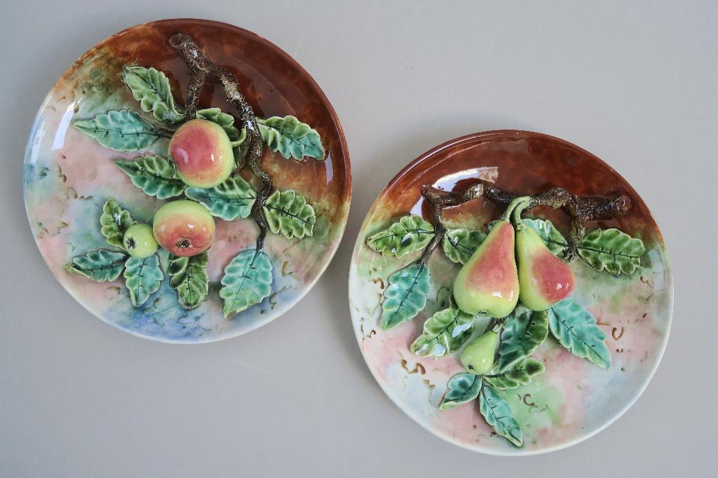 2 plats en barbotine Longchamp - Pommes et poires en relief, Enlèvement ou Envoi