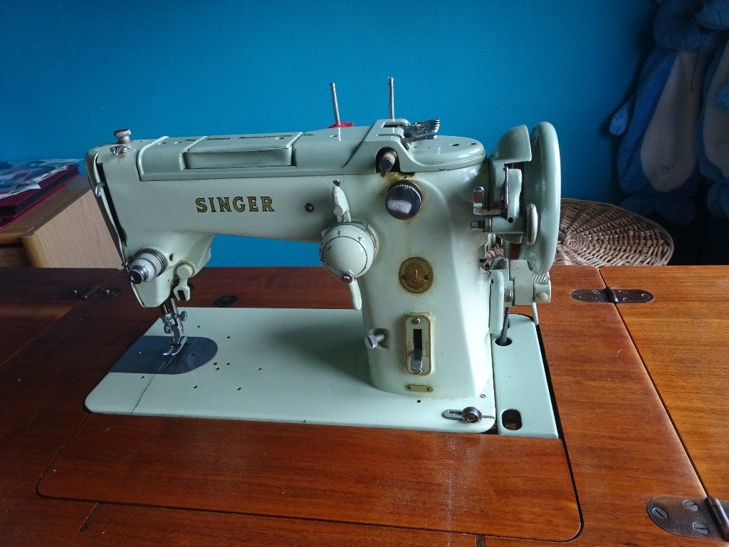 SINGER naaimachine opvouwbaar tot een kleine tafel, Antiek en Kunst, Ophalen