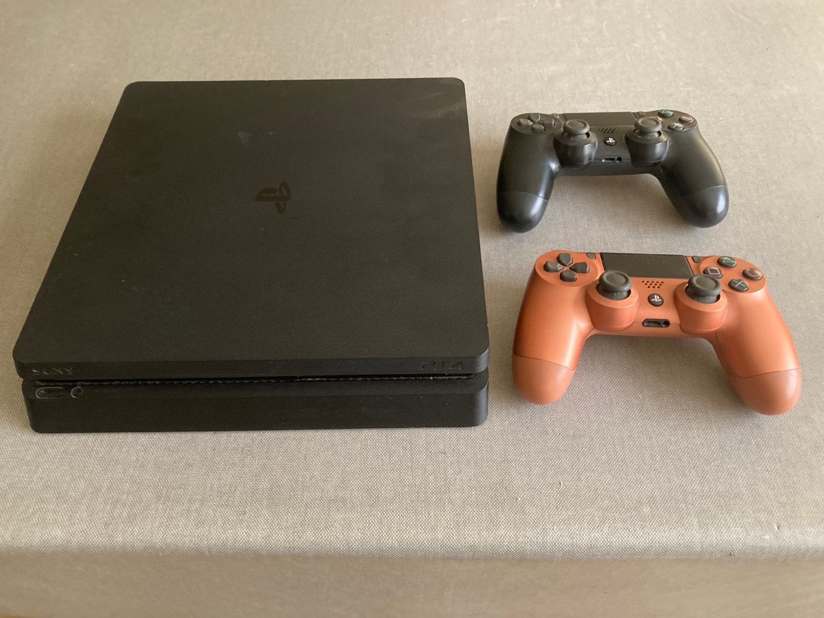 PlayStation 4 slim, Ophalen, Met games, Met 2 controllers, Zo goed als nieuw