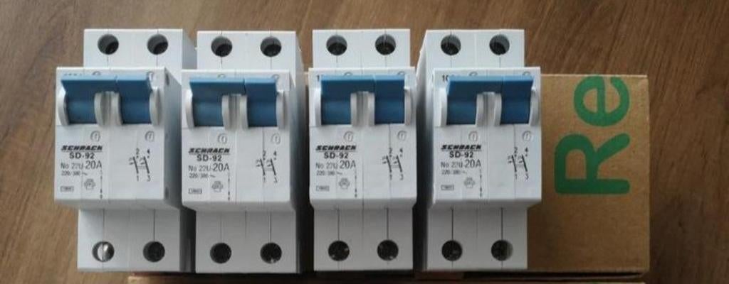 Disjoncteurs 2 pôles 20A (4 pièces), Doe-het-zelf en Bouw, Elektriciteit en Kabels, Ophalen of Verzenden, Gebruikt, Overige typen