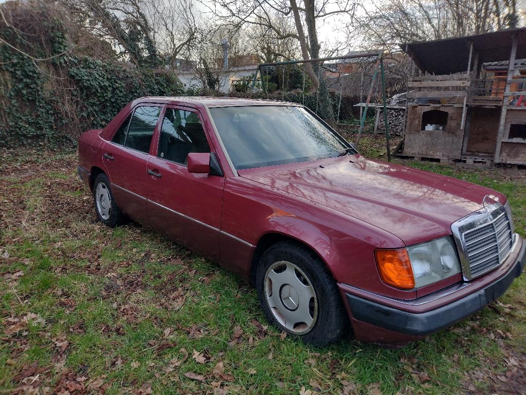 MERCEDES E-KLASSE W124, Auto's, Mercedes-Benz, Particulier, E-Klasse, Diesel, Berline, 4 deurs, Handgeschakeld, Rood, Grijs, Stof