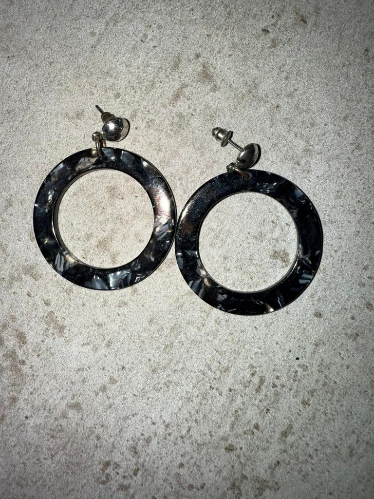 Boucle d’oreille Six noir, Bijoux, Sacs & Beauté, Boucles d'oreilles, Enlèvement ou Envoi, Comme neuf, Noir
