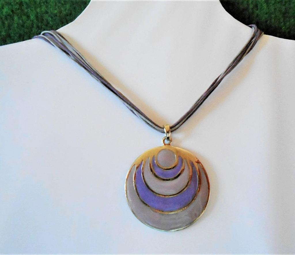 Collier fantaisie....pendentif sur lacets, Bijoux, Sacs & Beauté, Colliers, Enlèvement ou Envoi, Neuf, Violet