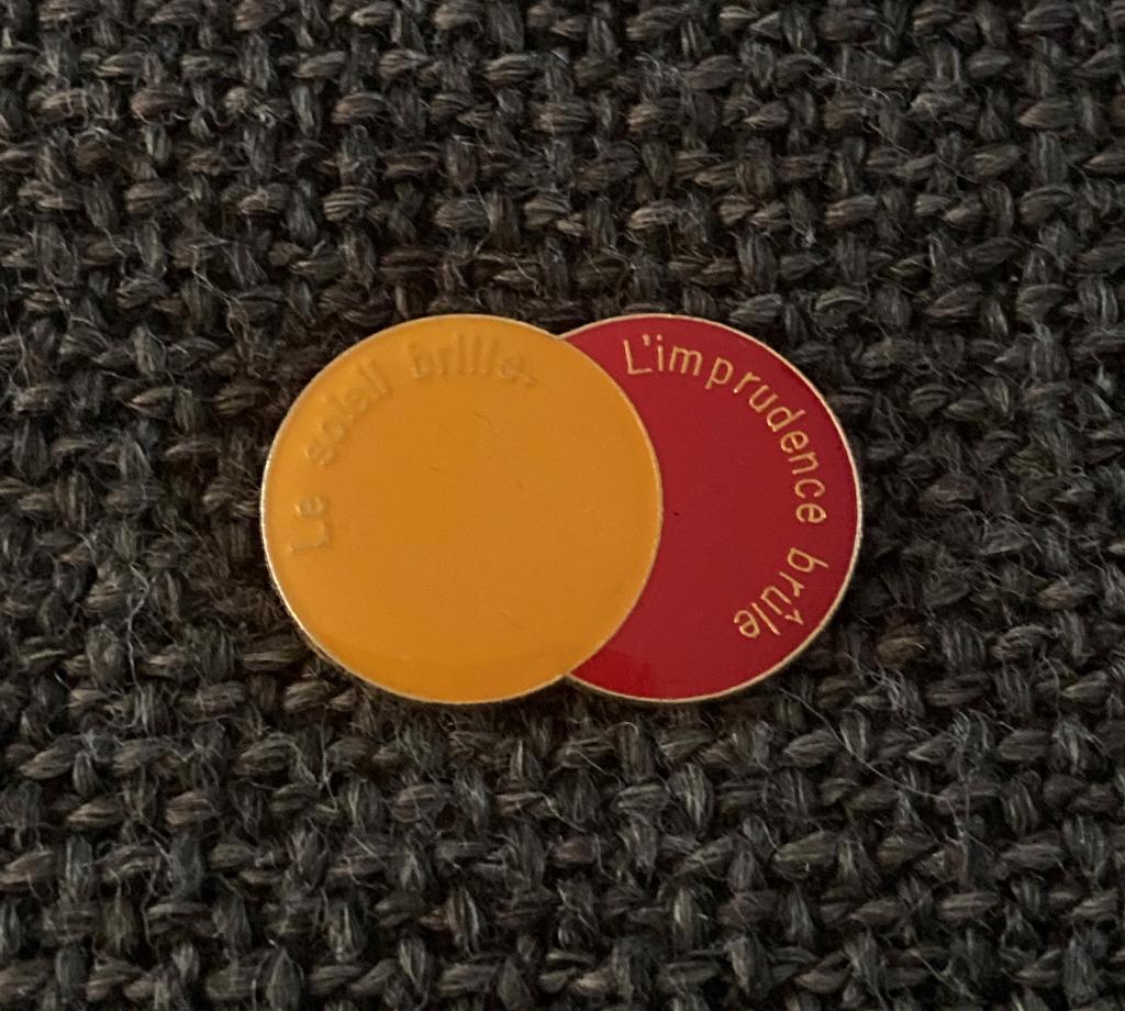 PIN - LE SOLEIL BRILLE - L'IMPRUDENCE BRÛLE - TELECARTE, Collections, Envoi, Utilisé, Autres sujets/thèmes, Insigne ou Pin's
