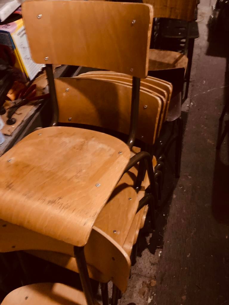 Vintage houten schoolstoelen en stapelstoelen laatste reeks, Ophalen