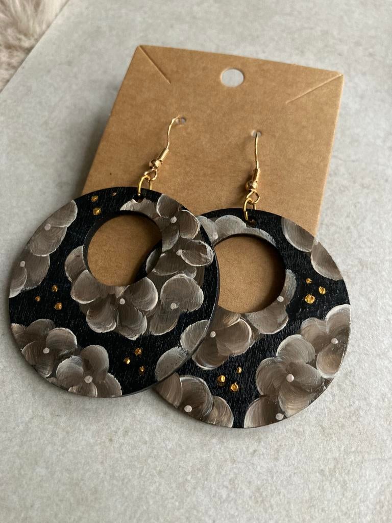 Unieke Handbeschilderde Oorbellen Black Hortensia ByJ&S🖤, Overige materialen, Hangers, Overige kleuren, Nieuw