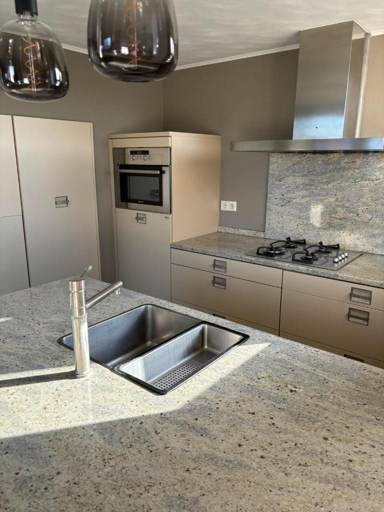 Duitse SieMatic driedelig keuken met natuursteen werkblad, Huis en Inrichting, Ophalen, Gebruikt, Crème, Graniet of Steen