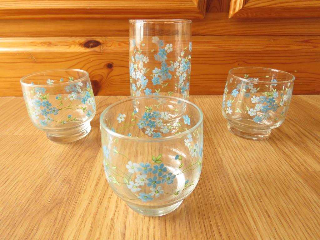 vintage ensemble de 4 verres arcopal motif myosotis veronica, Collections, Verres & Petits Verres, Comme neuf, Verre à soda, Enlèvement ou Envoi