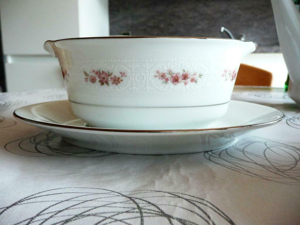 fijne, witte porseleinen saucière (sauskom)RC sri lanka L500, Nieuw, Ophalen of Verzenden, Kom(men), Overige stijlen