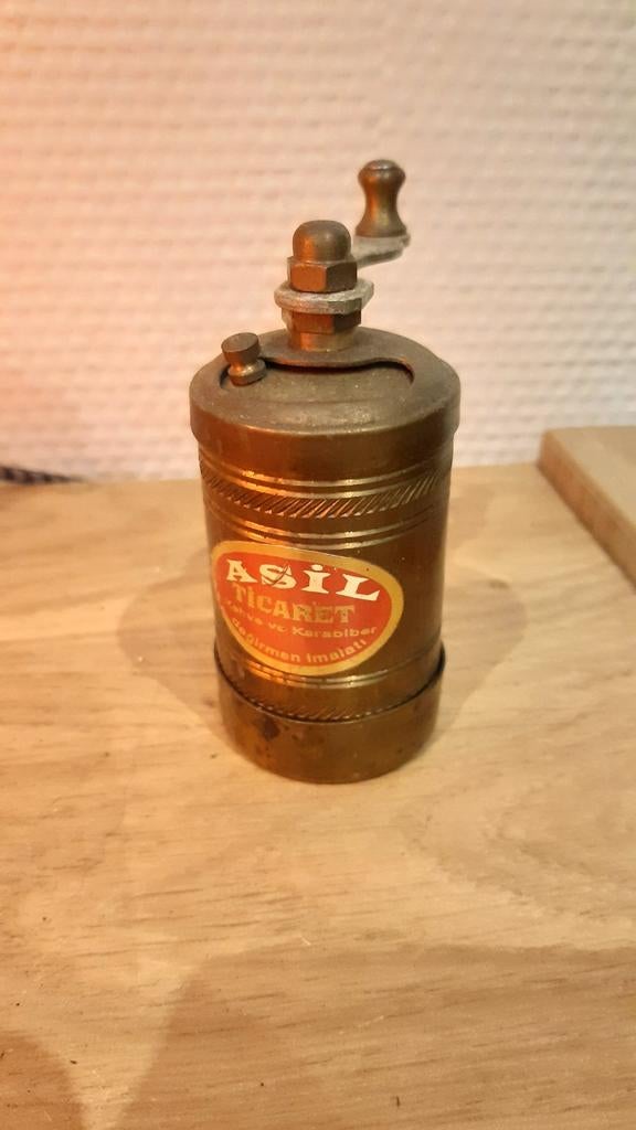 Mini vintage pepermolen met handzwengel, Ophalen