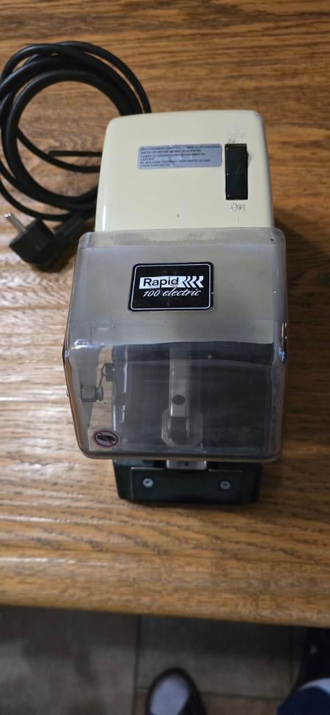 A vendre / te koop Agrafeuse electrique, Divers, Enlèvement