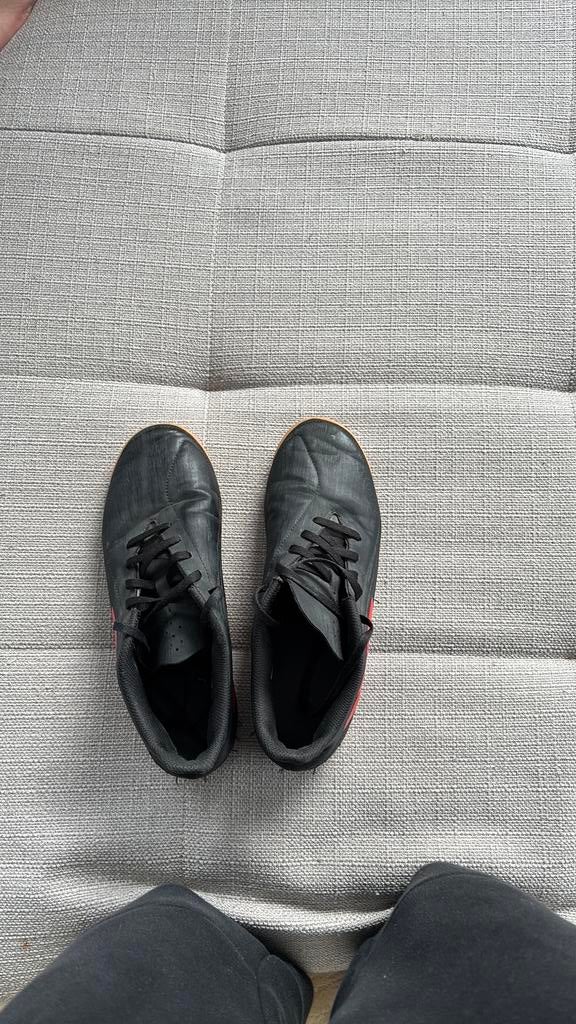 Sportschoenen/zaalvoetbalschoenen, Ophalen, Zo goed als nieuw, Zwart, Sportschoenen