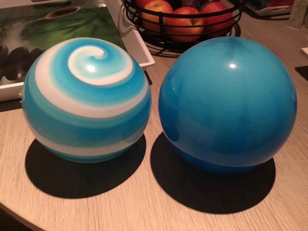 2 decoratieve bollen, Ophalen of Verzenden, Gebruikt