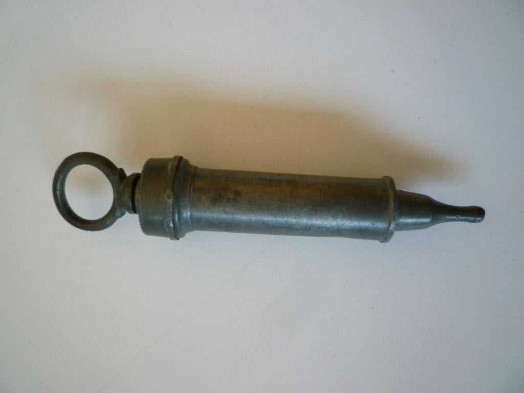Ancien clystère en étain, Enlèvement ou Envoi