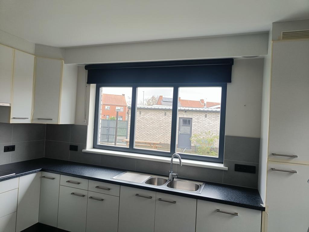 KOOPJE: houten raam RAL 7016 met blauwsteen dorpels, Doe-het-zelf en Bouw, Ophalen, Zo goed als nieuw, Overige typen