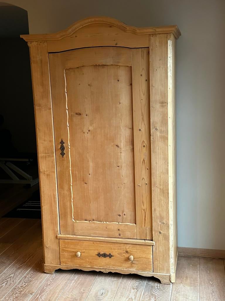 Oude massieve grenen kast met lade en hangroede, Ophalen