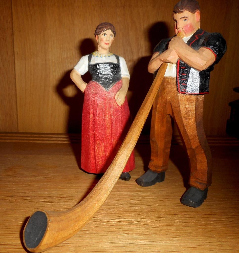 Ensemble 7 personnages sculptés – folklore alpin - années 50, Enlèvement ou Envoi