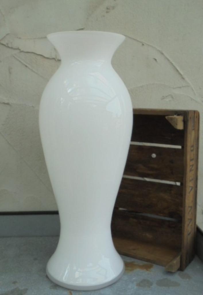 VAAS GLAS ELEGANT DESIGN WIT MET HELDERE VOET 60 cm Nieuw, Ophalen, Nieuw, Wit, Glas
