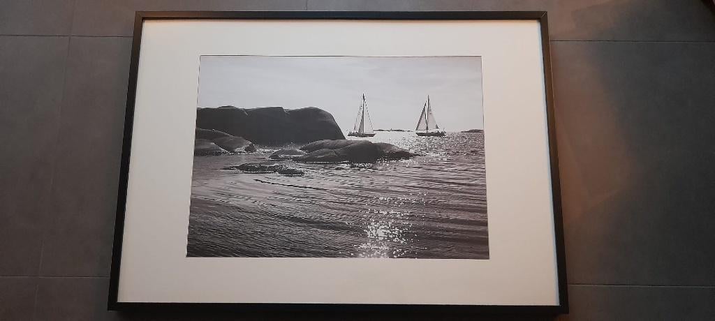 poster met zeilboten op zee, rotsachtige kust, Huis en Inrichting, Overige Huis en Inrichting, Nieuw, Ophalen