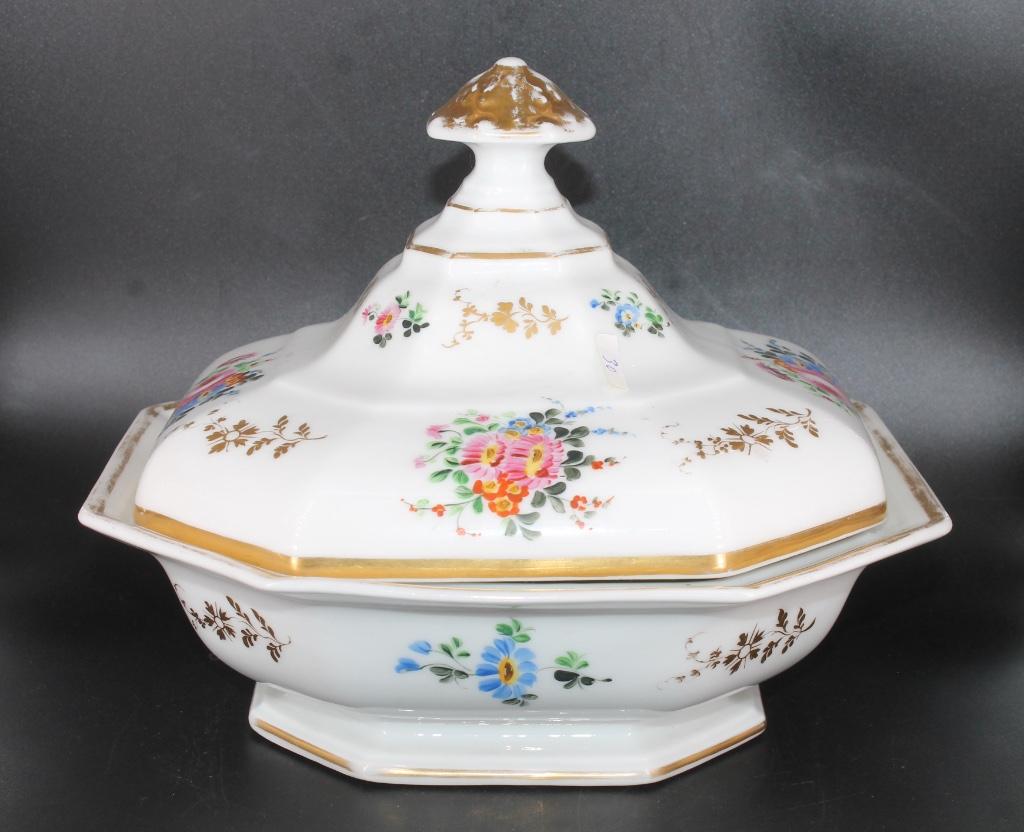 Milieu de table en porcelaine dorée et peinte à la main