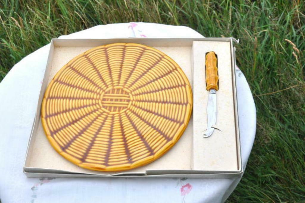 §§  plat a fromage avec son couteau Vallauris, Enlèvement ou Envoi