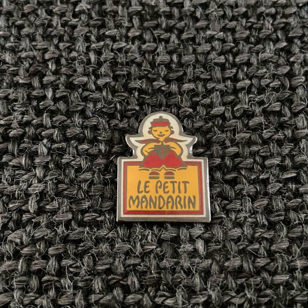 PIN - LE PETIT MANDARIN, Envoi, Utilisé, Autres sujets/thèmes, Insigne ou Pin's