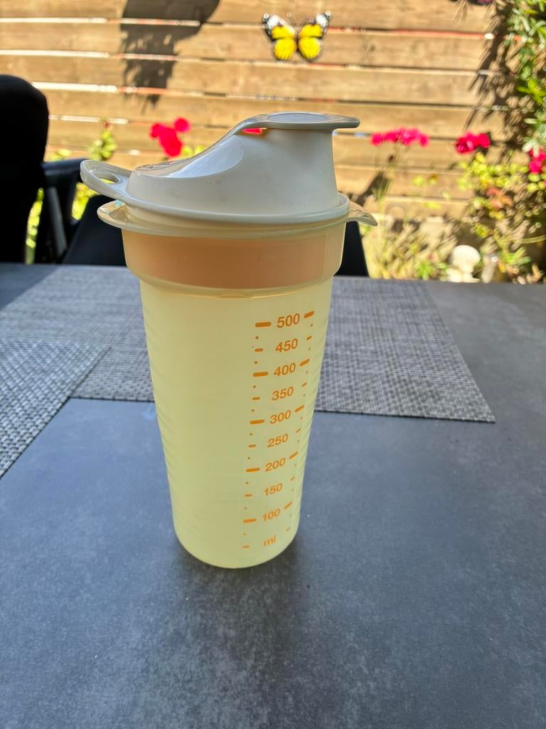 Tupperware shaker geel met inhoudstafel, Maison & Meubles, Cuisine| Tupperware, Enlèvement, Utilisé, Jaune
