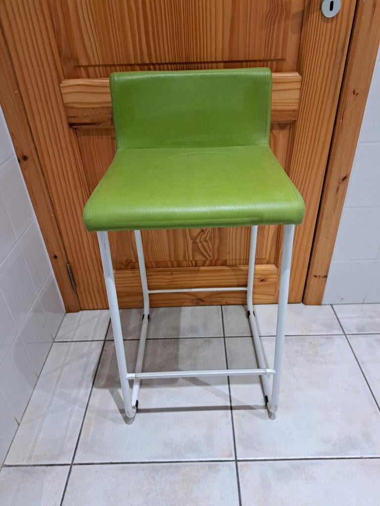Tabouret de bar vert en très bon état, hauteur 65 cm, hauteu, Maison & Meubles, Tabourets de bar, Enlèvement ou Envoi, Comme neuf