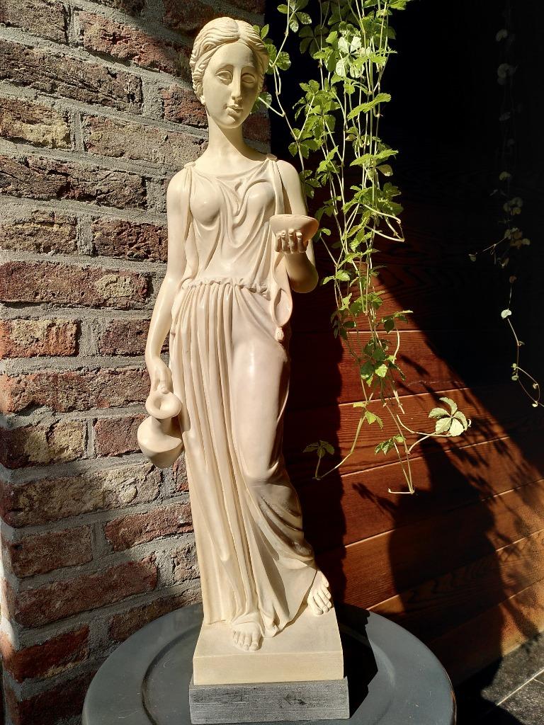 Beeld van de Griekse godin Hebe, Ophalen