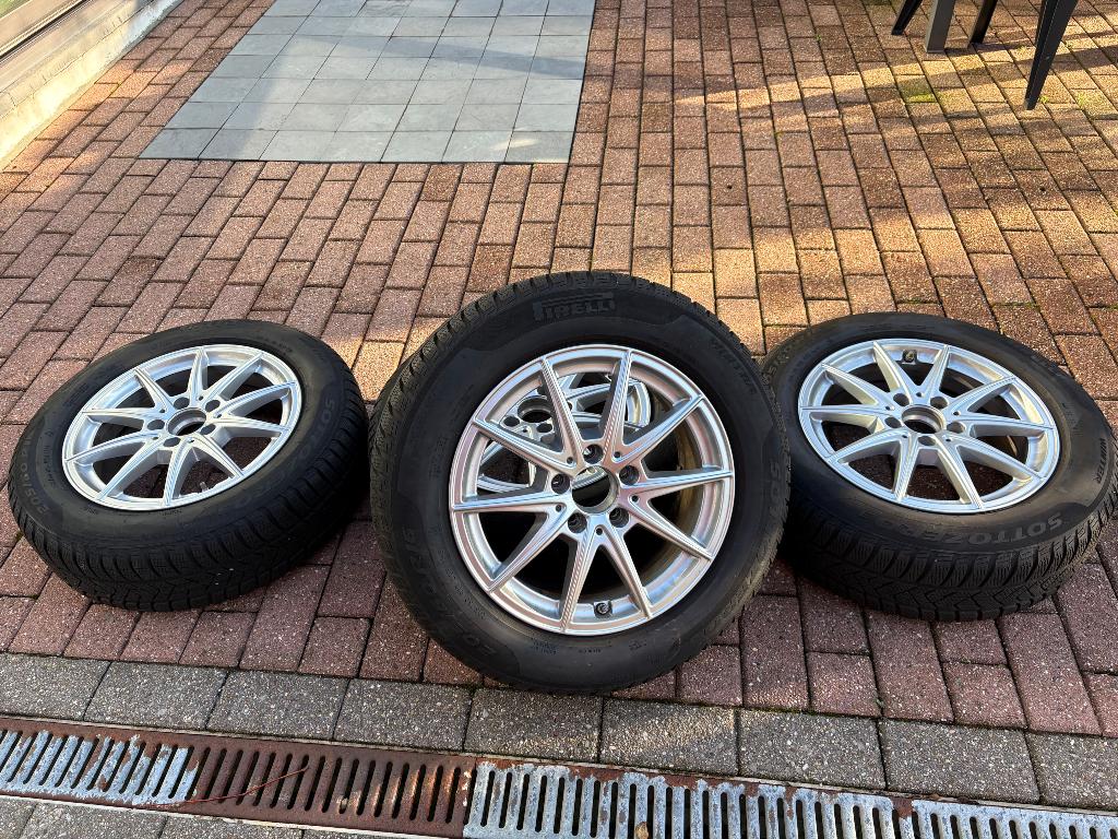 Pneus hiver avec jantes Mercedes Cla, Autos : Pièces & Accessoires, Pneus hiver, 16 pouces, 205 mm, Pneu(s)