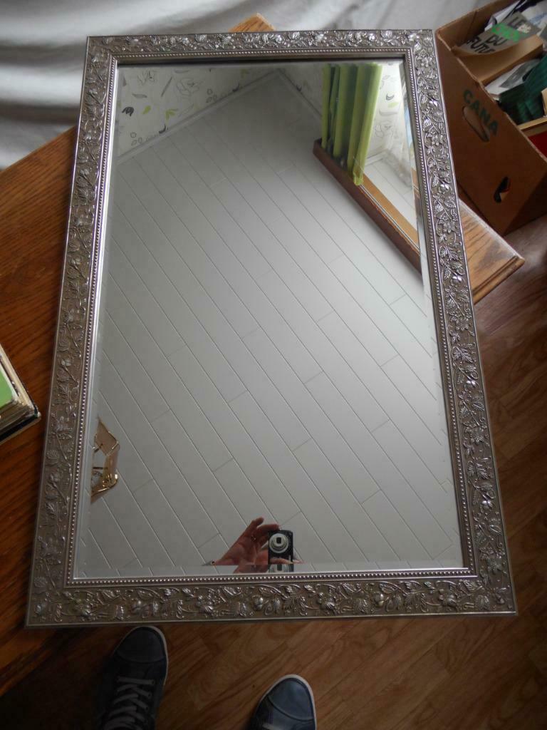 Miroir moderne (85 x 55 cm) ; cadre sculpé, aspect métalliqu, Enlèvement ou Envoi, Moins de 100 cm, Comme neuf, 50 à 75 cm