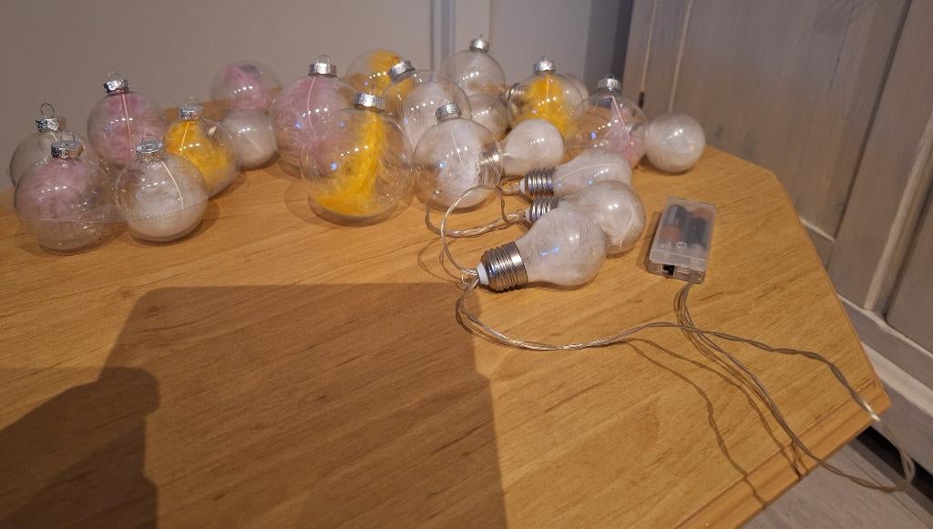 Set van 14 kerstballen en 1 lichtslinger gevuld met veertjes, Diversen, Ophalen of Verzenden, Zo goed als nieuw