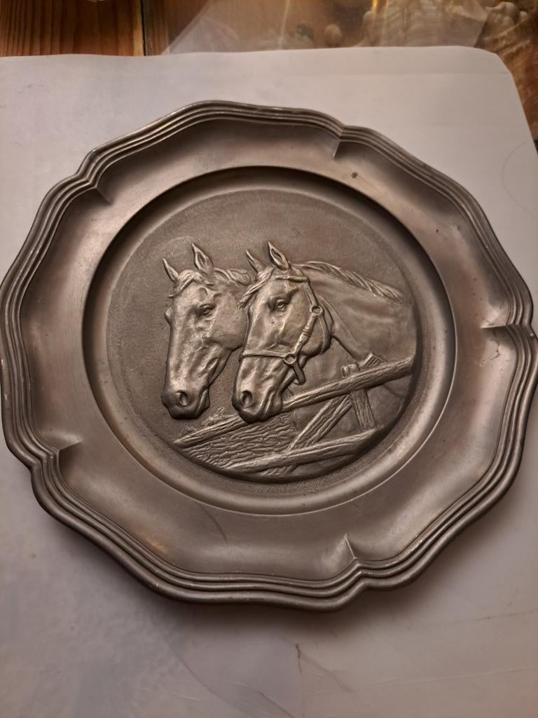Plat en étain avec 2 chevaux, Enlèvement ou Envoi
