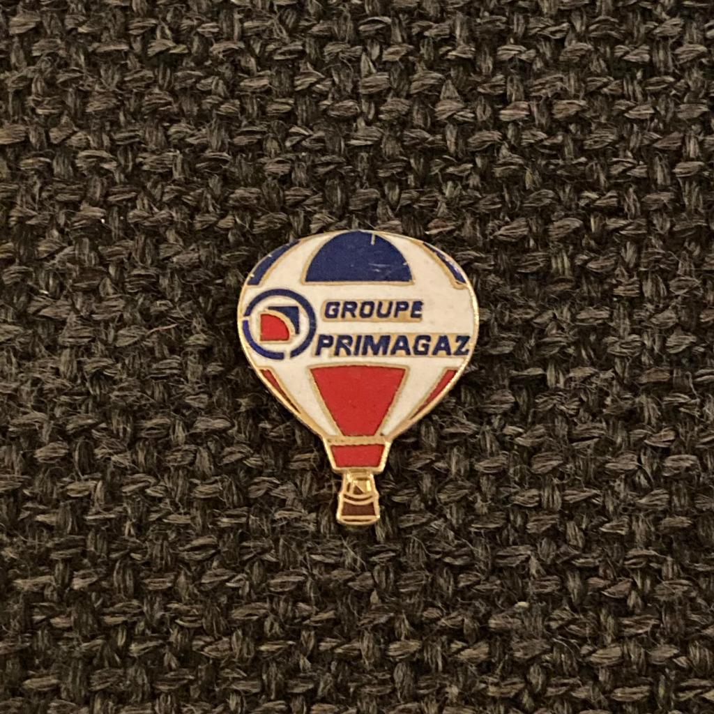 PIN - GROUPE PRIMAGAZ - LUCHTBALLON - MONTGOLFIÈRE, Envoi, Utilisé, Autres sujets/thèmes, Insigne ou Pin's