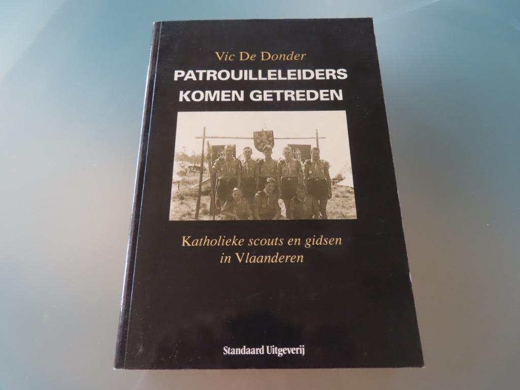 GESIGNEERD / Patrouilleiders komen getreden – Vic De Donder, Enlèvement ou Envoi, Société, Vic De Donder, Comme neuf